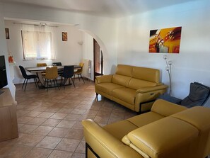 Fernseher, Kamin, Videospiele, DVD-Player