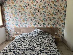5 bedrooms, desk, iron/ironing board, free WiFi