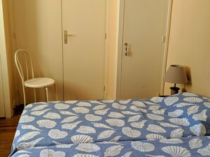 1 habitación, tabla de planchar con plancha, wifi y ropa de cama 