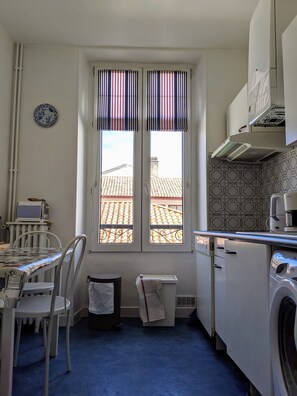 Réfrigérateur, micro-ondes, four, plaque de cuisson