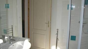 Douche, sĂšche-cheveux, papier toilette