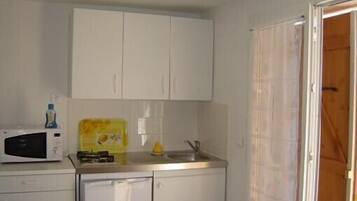 Een koelkast, een microgolfoven, een kookplaat