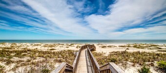 Nyoppusset hus med basseng i plantasjen - nær stranden!
