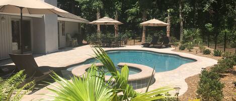 Una piscina al aire libre, una piscina climatizada