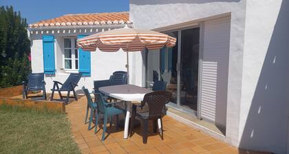 TrÚs calme, 5mn plage/10mn commerces à vélo, grand jardin avec vue chùteau/Wifi.