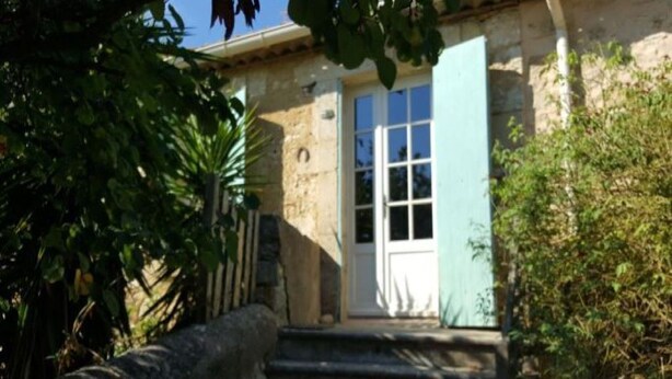 A stone building with a set of stone steps leading to a door with a blue shutter. - Independent MAS in the middle of vineyards in St Pons de Mauchiens, 10 km from Pézenas (Saint-Pons-De-Mauchiens)