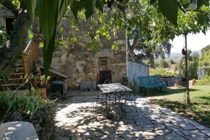 Outdoor dining - Independent MAS in the middle of vineyards in St Pons de Mauchiens, 10 km from Pézenas (Saint-Pons-De-Mauchiens)