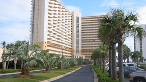 Un hotel de diseño moderno, con un edificio de esquina destacado y una fachada geométrica única.