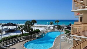 Zona de piscina con vista a la playa y al océano.