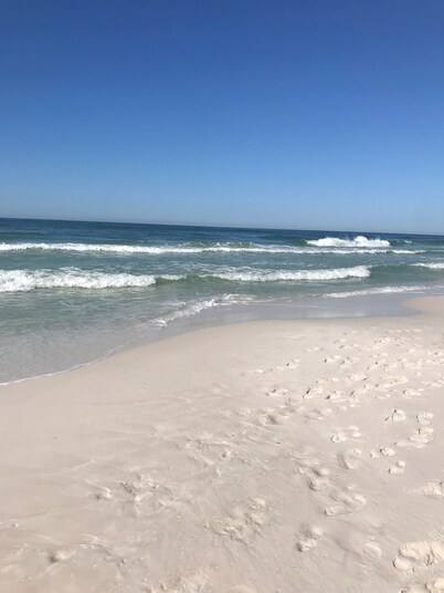RIGHT ON THE BEACH!! AWESOME VIEW!!