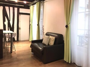 TV, books, offices - Charming studio Ile Saint Louis PARIS 4 ° ° - Paris (Paris)