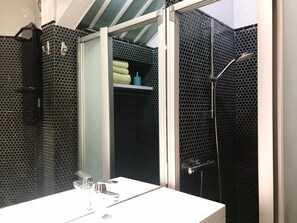 Dusche, Haartrockner, Handtücher, Seife