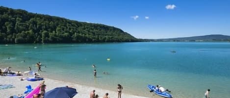 Una spiaggia nelle vicinanze