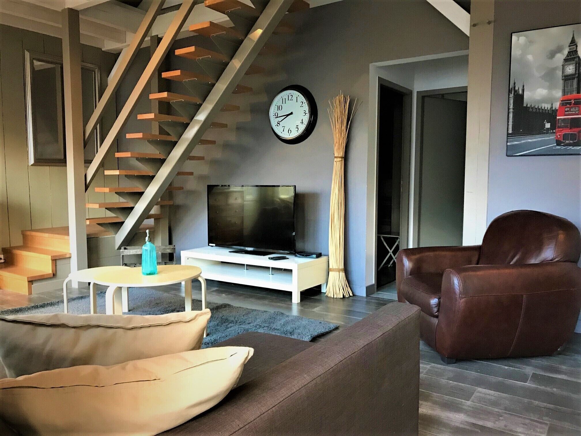 Televisie, een open haard, een dvd-speler en een stereo