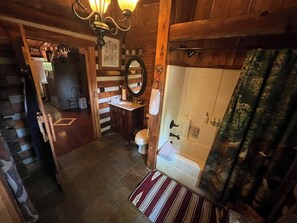 Ensemble baignoire-douche, séchoir à cheveux, serviettes fournies, savon