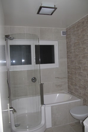 Duschwanne, Haartrockner, Handtücher, Seife