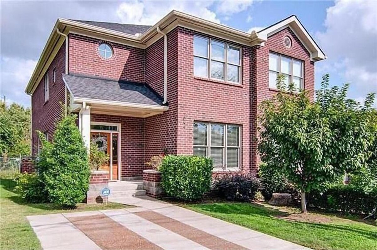 1.0 mile to Broadway, 1.2mi Topgolf, 1.4mi Music City Center, 2.4mi Vanderbilt