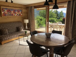 TV, DVD player, books - APARTMENT FOR 2 PEOPLE IN QUIET AREA WITH TERRACE (3 stars) (Saint-Jean-De-Sixt)