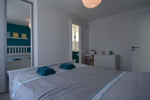4 chambres, fer et planche à repasser, accès au Wi-Fi (inclus)