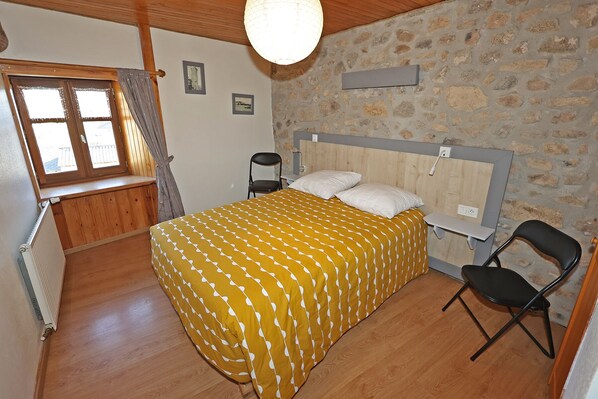 2 bedrooms, iron/ironing board, travel cot, free WiFi