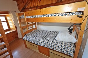 2 bedrooms, iron/ironing board, travel crib, free WiFi - Country-style house 2 kms from shops (Le Malzieu-Forain)