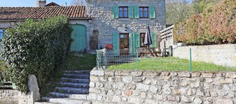 Country-style house 2 kms from shops