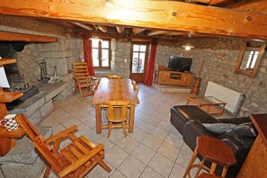 TV, fireplace, books - Country-style house 2 kms from shops (Le Malzieu-Forain)