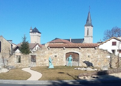 Country-style house 2 kms from shops