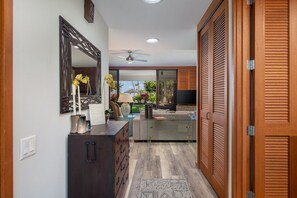 Smart-tv, dvd-spelare, böcker och en stereo