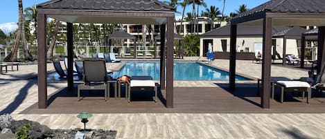 Utomhuspool och uppvärmd pool