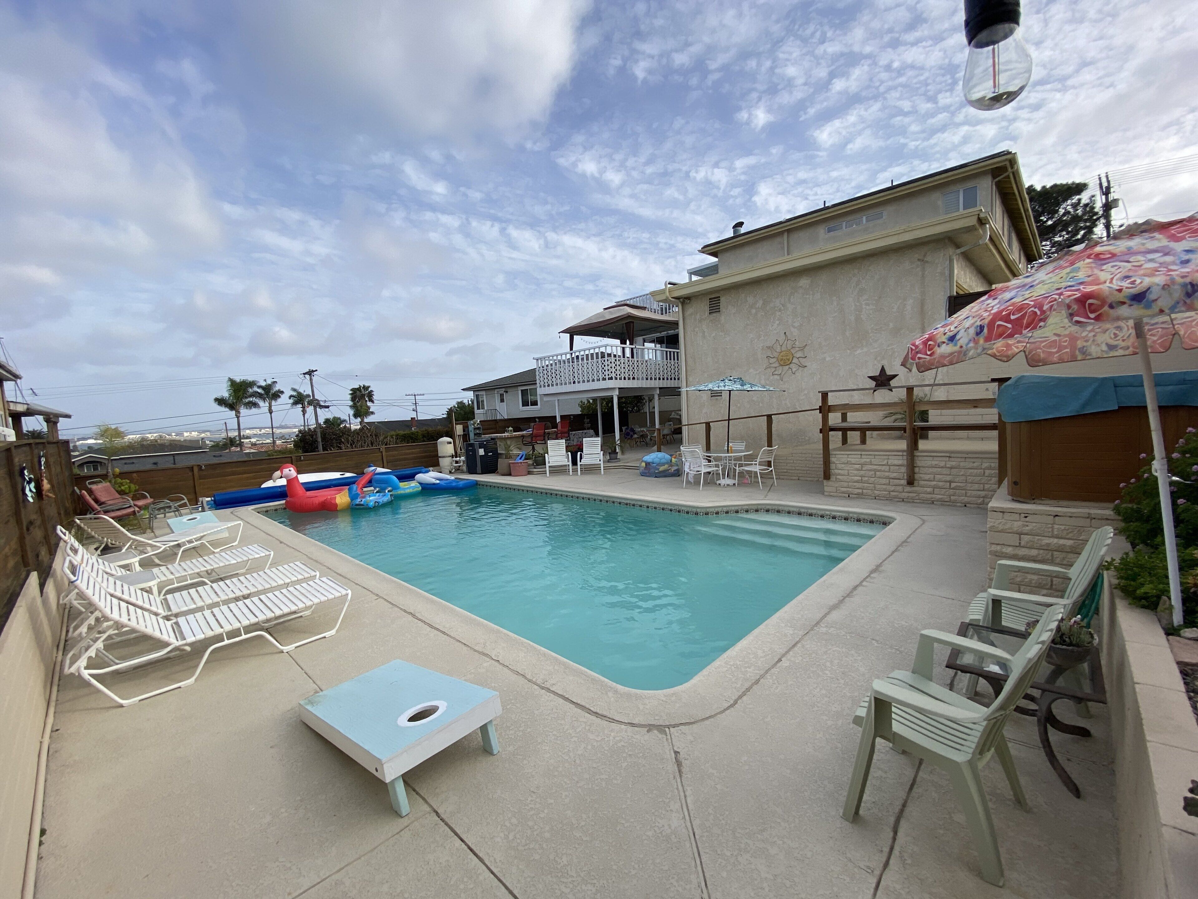 Utomhuspool och uppvärmd pool