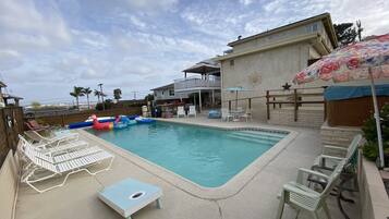 Utomhuspool och uppvÀrmd pool