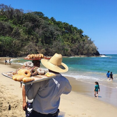 One block to the beach! Three blocks to plaza, stores and public transit