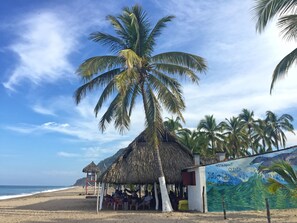 Sun loungers, beach towels - One block to the beach! Three blocks to plaza, stores and public transit (Lo de Marcos)