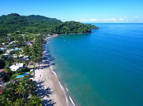 One block to the beach! Three blocks to plaza, stores and public transit