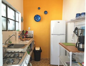 Fridge, oven, stovetop, coffee/tea maker