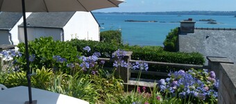 La Maison de Tante Jeanne face à la mer sur la baie de Paimpol Bretagne France 