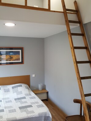 2 عدّة غرف نوم ومكواة/لوح كي وواي فاي وملاءات أسرّة