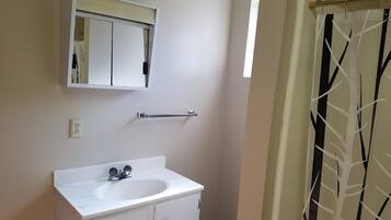 Douche, serviettes fournies, savon, papier toilette