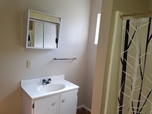 Shower, towels, soap, toilet paper - The pines at Mayhill (Mayhill)