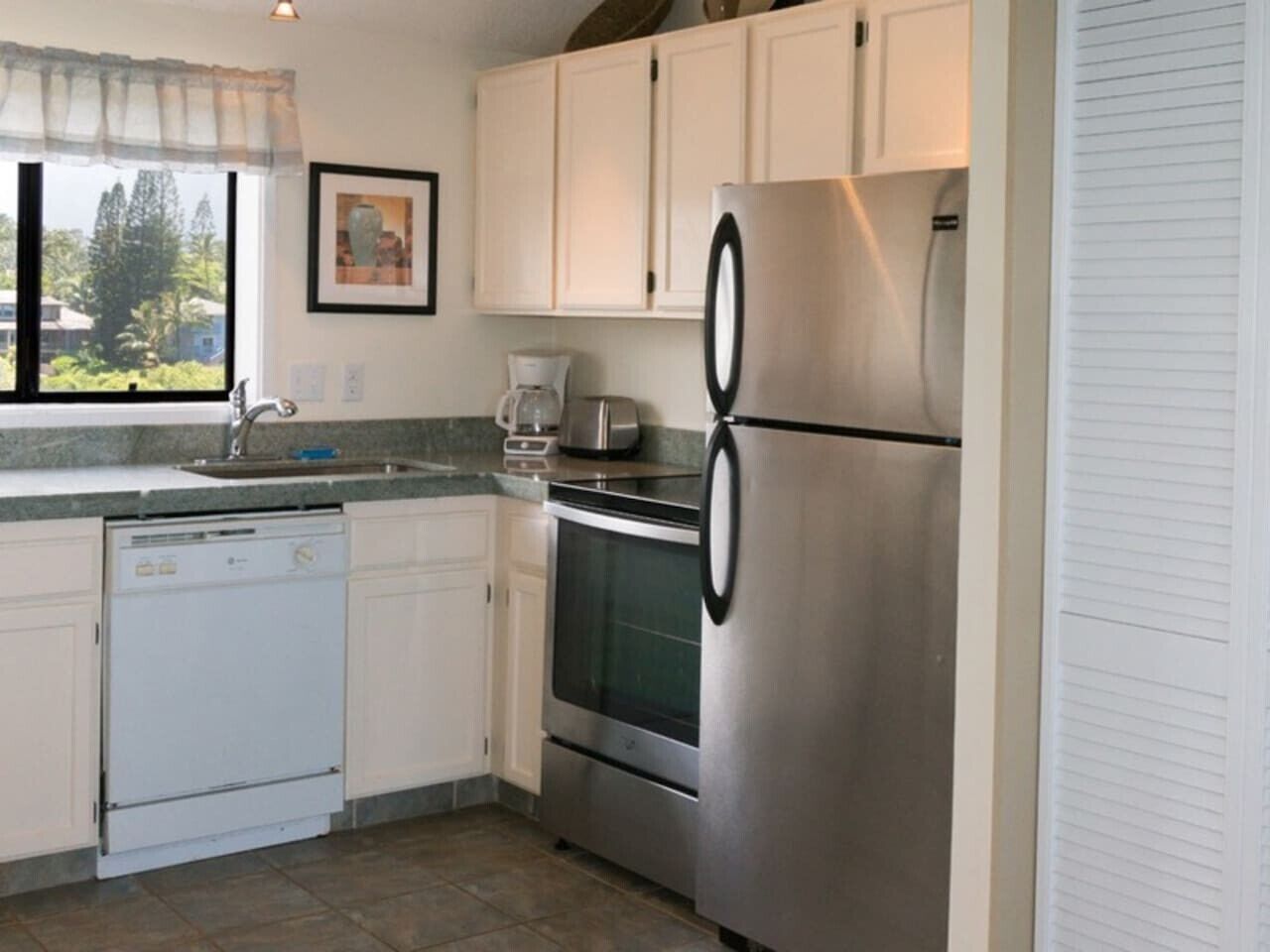 Fridge, microwave, stovetop, dishwasher