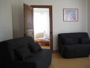 Fernseher, DVD-Player, Videothek, Computerbildschirme