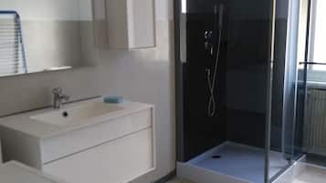 Douche, sĂšche-cheveux, savon, papier toilette