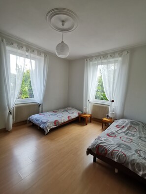 2 bedrooms, iron/ironing board, free WiFi