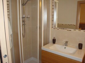 Dusche, Handtücher, Seife, Shampoo