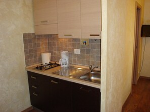 Kühlschrank, Mikrowelle, Herdplatte, Wasserkocher mit Kaffee-/Teezubehör