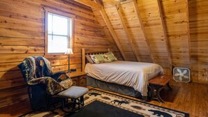 1 bedroom, free WiFi, bed sheets - Private secluded peaceful cabin (Norman)