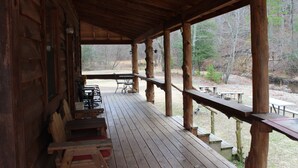 Outdoor dining - Private secluded peaceful cabin (Norman)