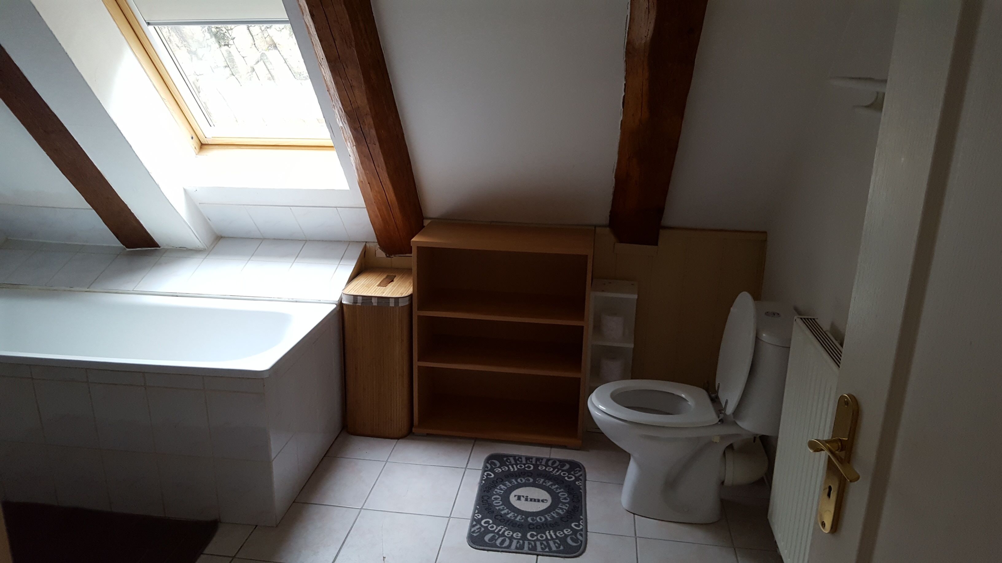 Un bagno piccolo con il water, un lavandino e una finestra.