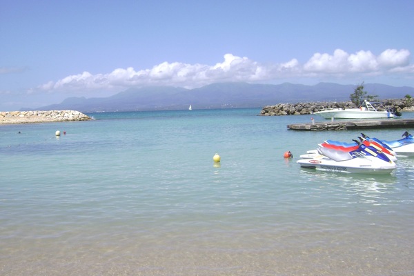 Plage Marisol face au montagne de Basse-Terre